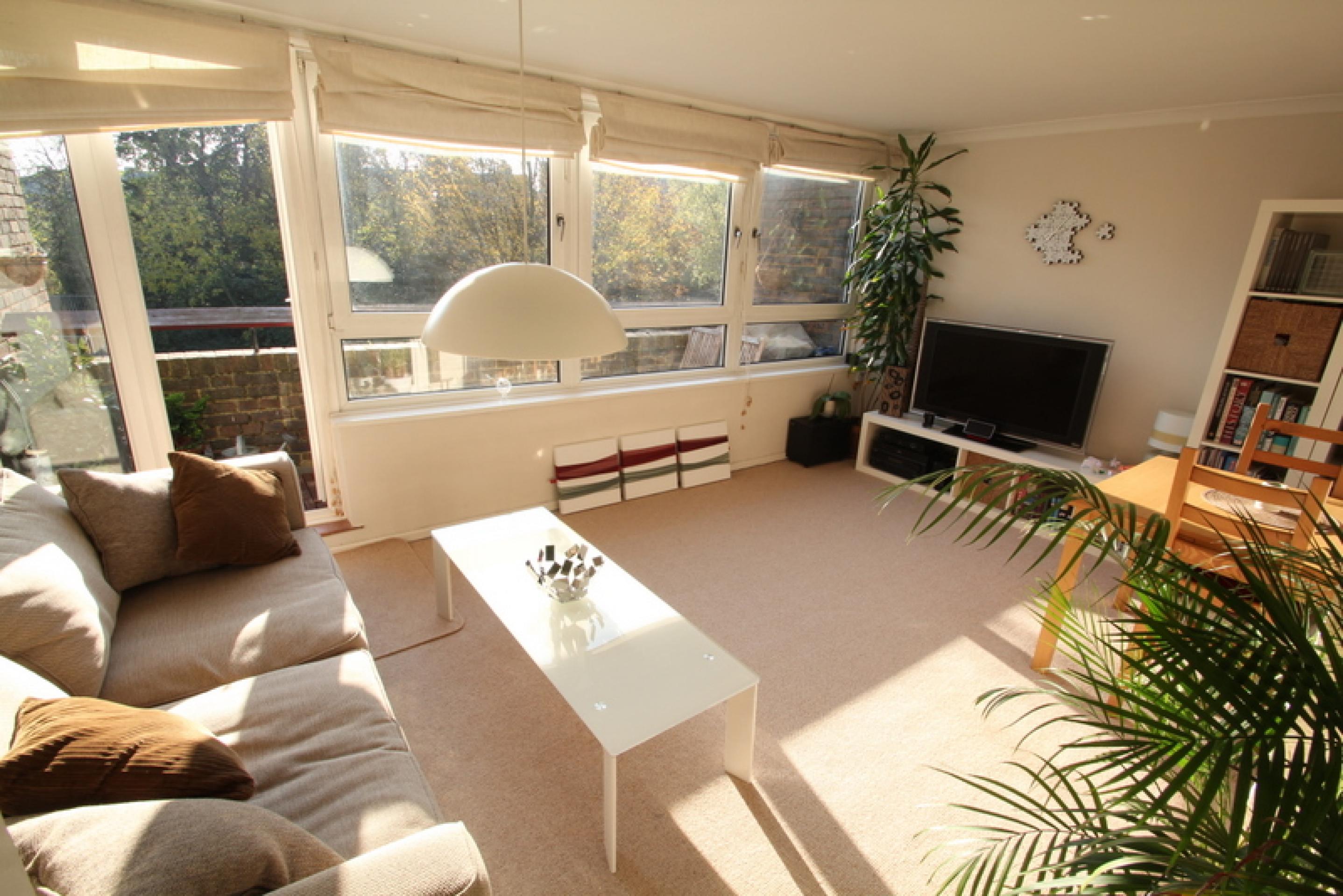 			1 month deposit instead of 6 weeks, saving you £683.33!, 2 Bedroom, 1 bath, 1 reception Flat			 Mapesbury Road, KILBURN nw2